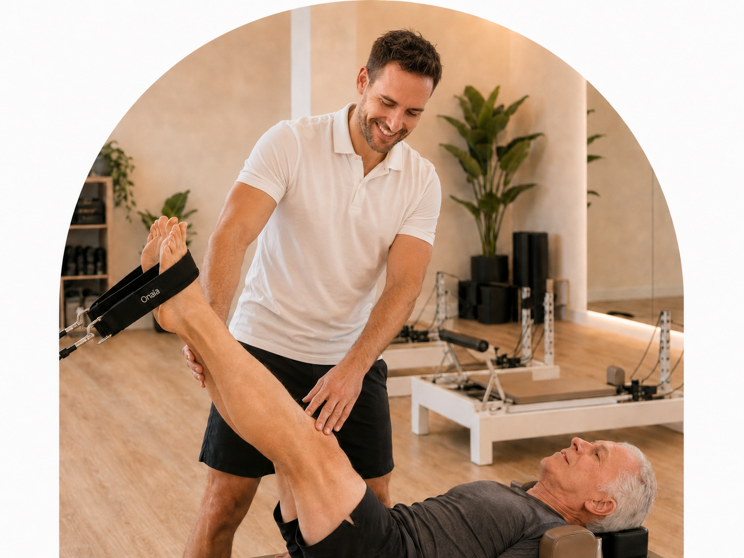 Alex Maestre acompañando a un alumno durante una clase de Pilates Reformer en Onaïa