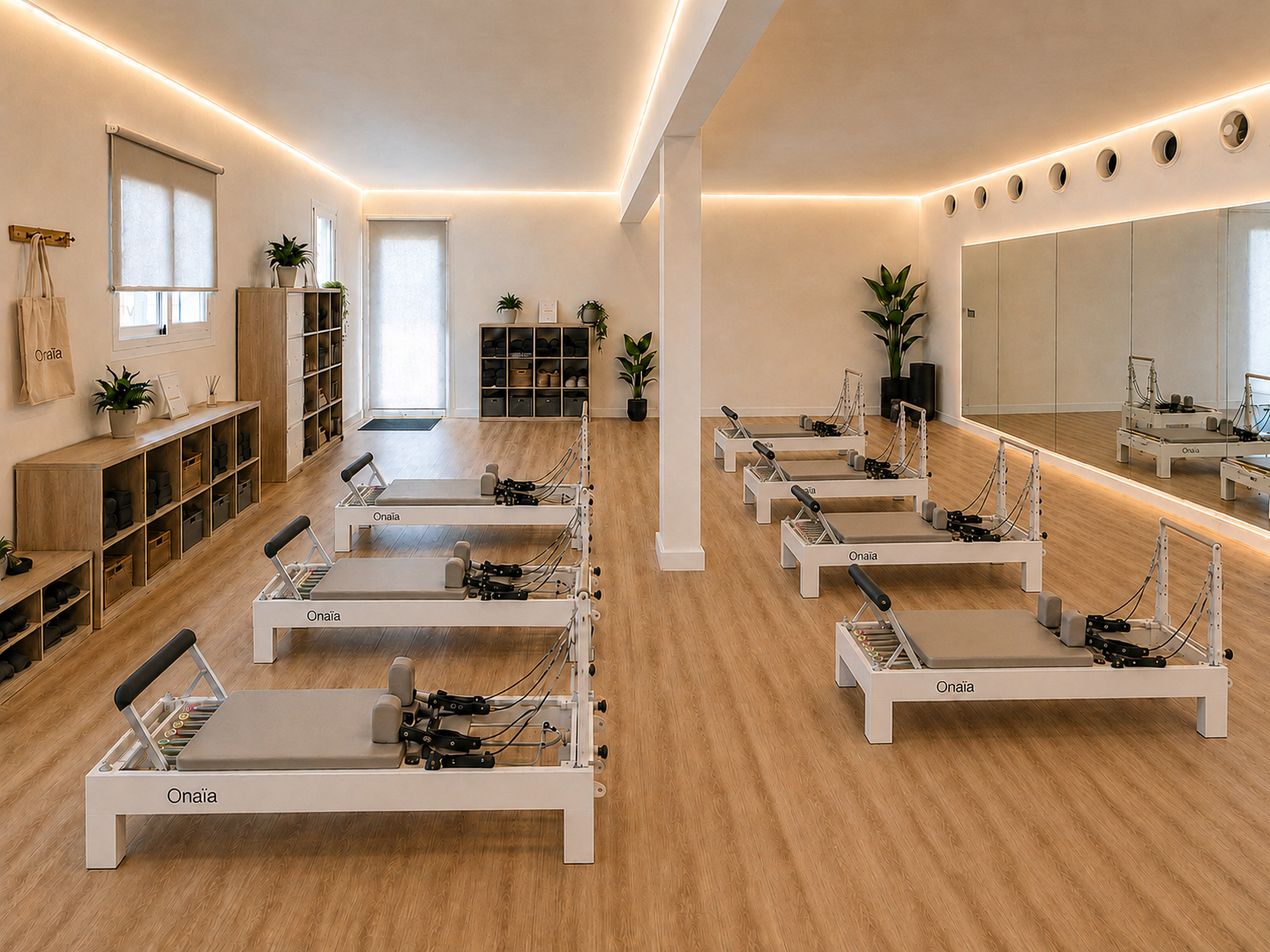 Interior del estudio Onaïa con siete Reformers, tres a la izquierda y cuatro a la derecha